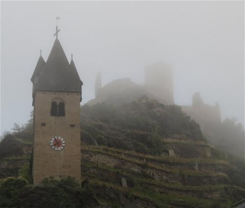Kobern-Gondorf-Burg-und-Nebel2023-001
