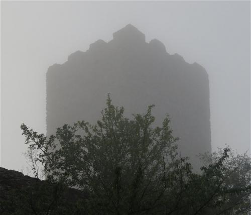Kobern-Gondorf-Burg-und-Nebel2023-003