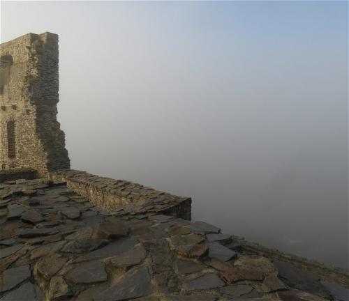 Kobern-Gondorf-Burg-und-Nebel2023-016