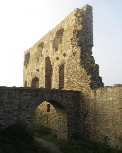 Kobern-Gondorf-Burg-und-Nebel2023-018