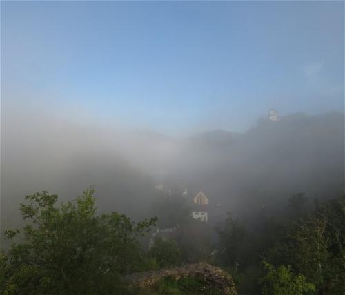 Kobern-Gondorf-Burg-und-Nebel2023-021
