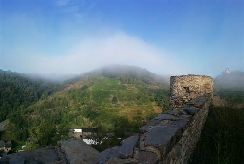 Kobern-Gondorf-Burg-und-Nebel2023-023a
