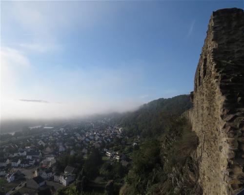 Kobern-Gondorf-Burg-und-Nebel2023-027