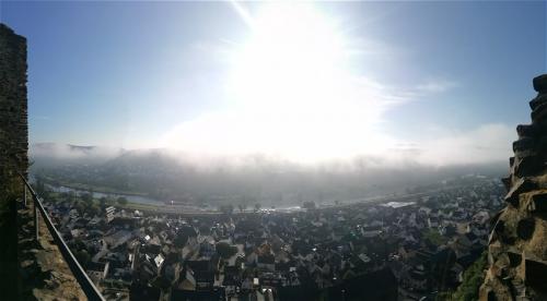 Kobern-Gondorf-Burg-und-Nebel2023-030a