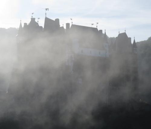 Burg-Eltz-mit-Nebel2023-007