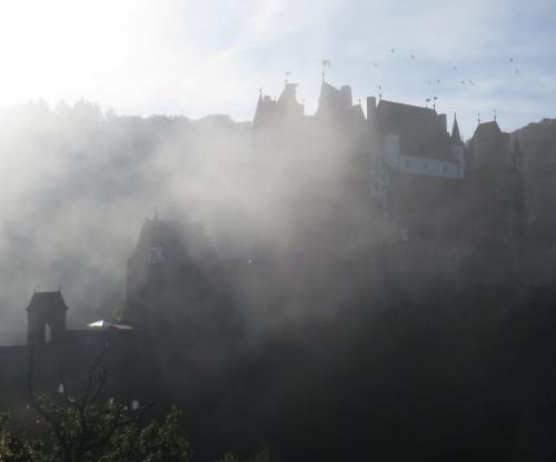 Burg-Eltz-mit-Nebel2023-009