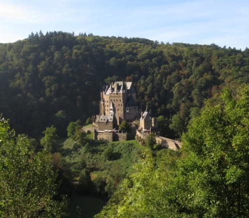 Burg-Eltz-mit-Nebel2023-018