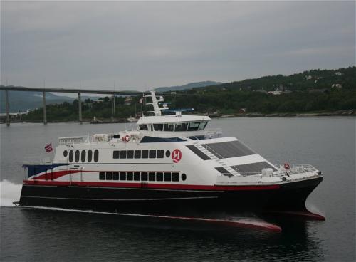 Ferry-Hurtigruten-Fjorddronningen