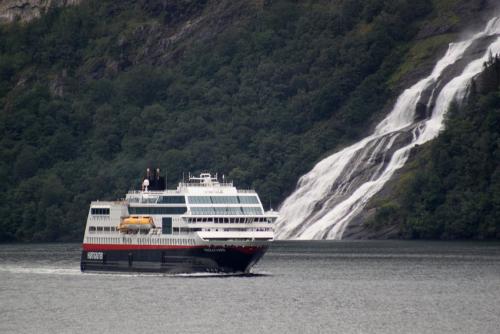 Hurtigruten-MS-Trollfjord28