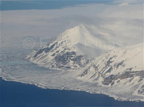 2010FlightNorthPole-04Svalbard01