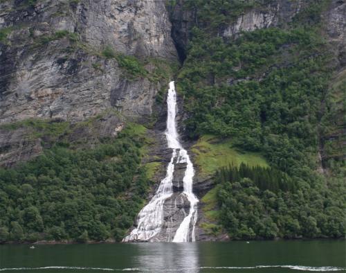 NOR-Geirangerfjord-Suitor-waterfall201002